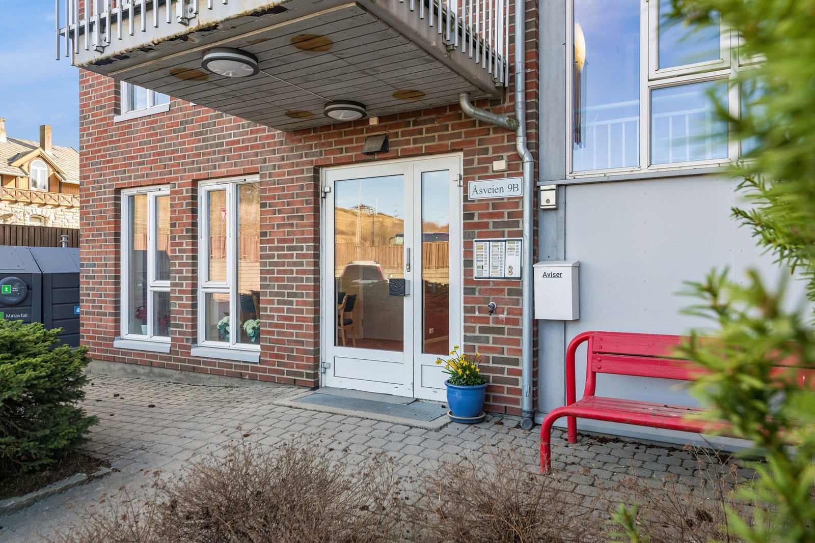 Inngangsparti med ringe-anlegg med døråpner fra leiligheten. Galleribilde