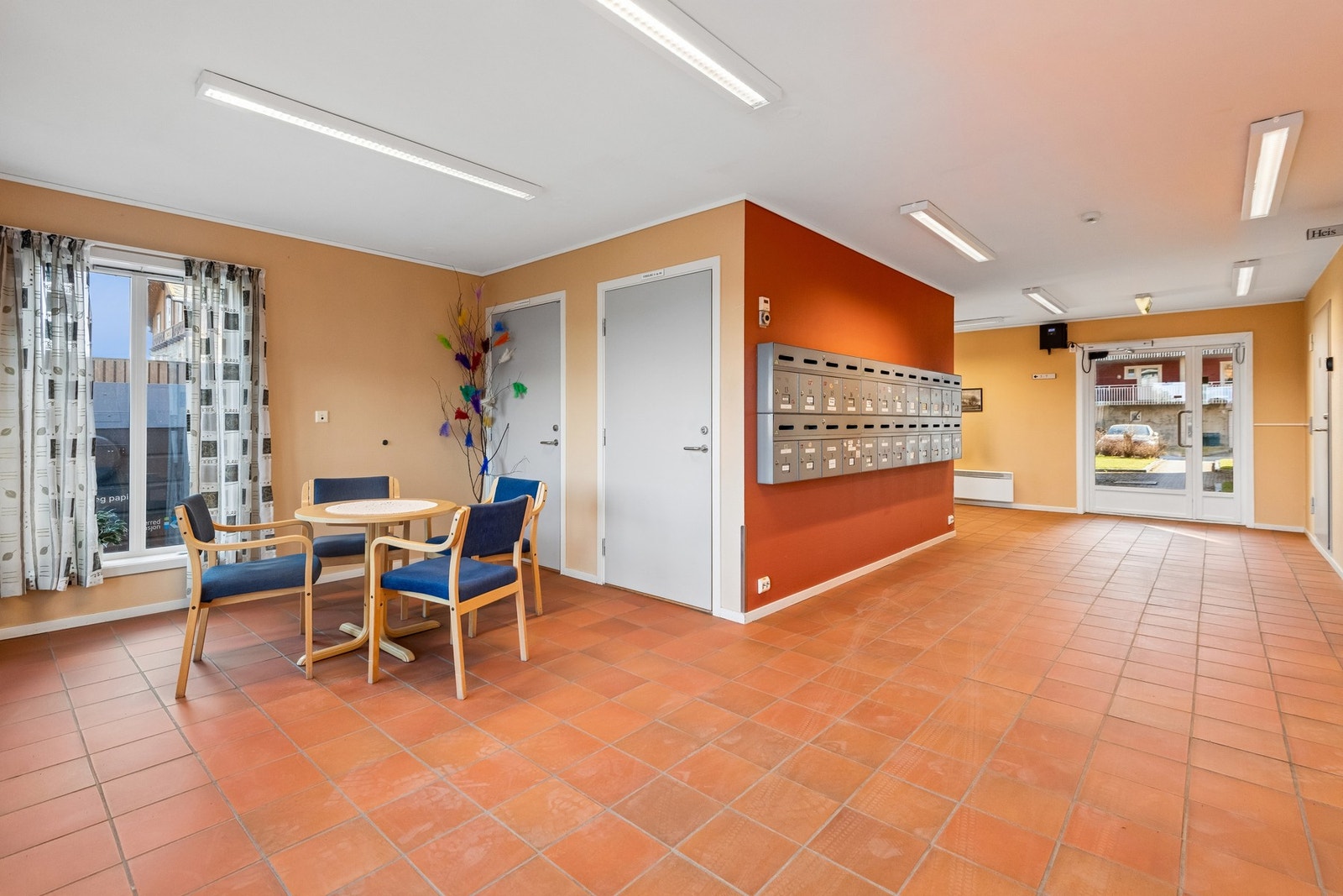 Felles gang og postkassestativ. Galleribilde