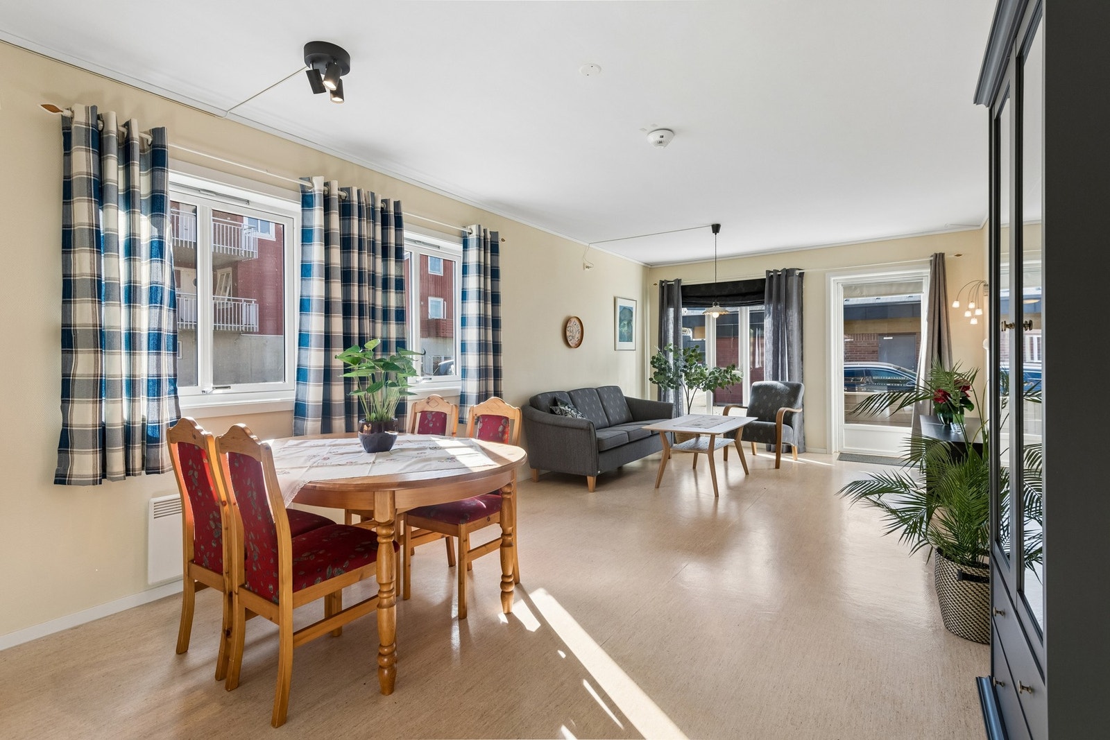 Leiligheten ligger på enden med vindusflater på 3 sider, som gir en lys og god leilighet. Leiligheten ligger på bakkeplan og har enkel adkomst til privat veranda. Galleribilde