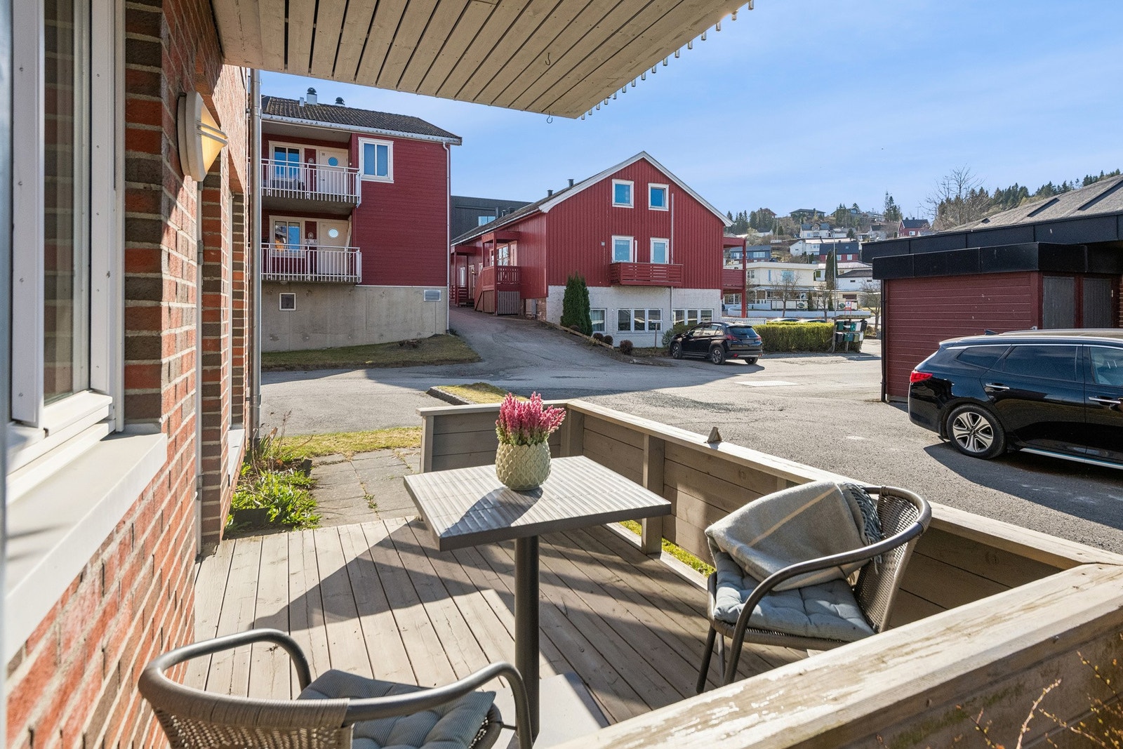 Veranda som er delvis takoverbygget. Her kan man nyte kaffen i finværet utover ettermiddagen. Verandadør kan låses fra begge sider, slik at man enkelt kan bruke verandadøra som ytterdør om ønskelig. Galleribilde
