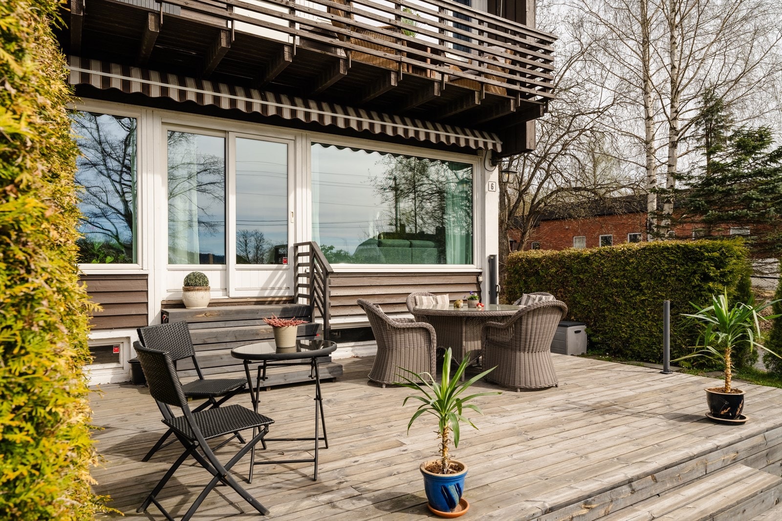 På terrassen er det god plass til flere sittegrupper, grill, solseng og beplantning. Galleribilde
