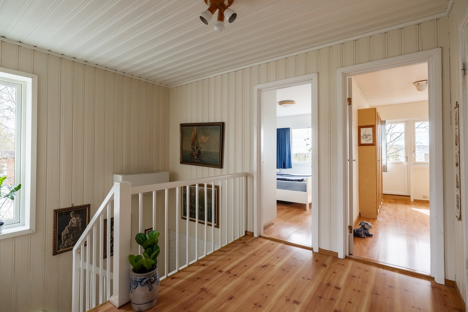 Alle rommene har god tilknytning til hverandre via åpen gang. Galleribilde