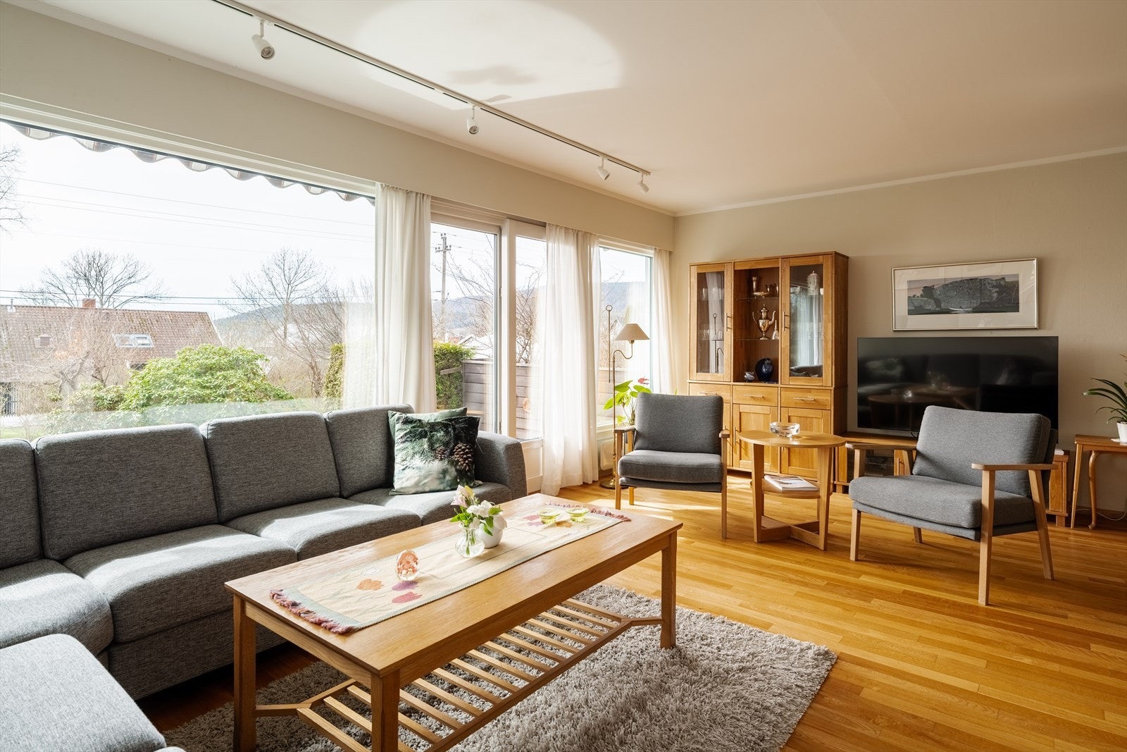 Det er fin plass til både sofagruppe med tilhørende sofabord og tv-møblement. Galleribilde