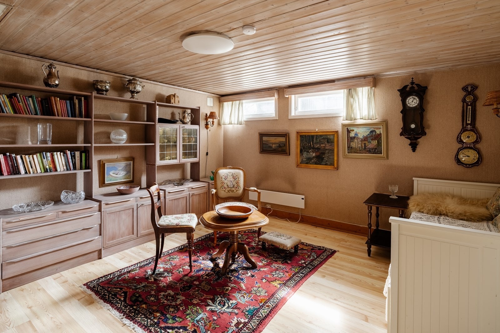 Boligen har en hyggelig kjellerstue med plass til sofagruppe, tv, bokhyller og lesekrok. Galleribilde