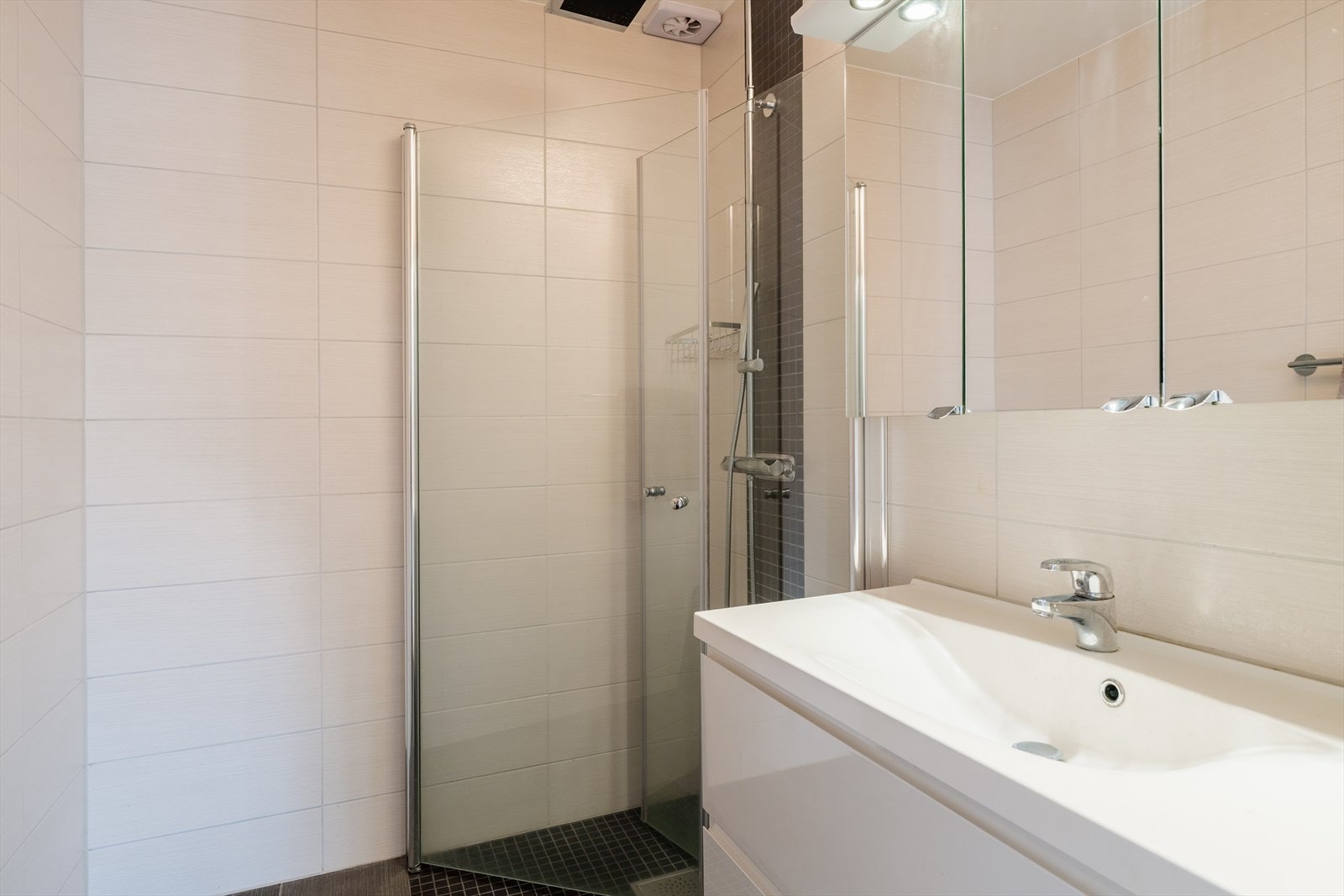 Bad fra 2013 med flislagte overflater og gulvvarme. Innredning og garnityr på badet består av dusjplass med inn-utadslående dusjvegger og servant med ettgreps blandebatteri i innredning. Galleribilde