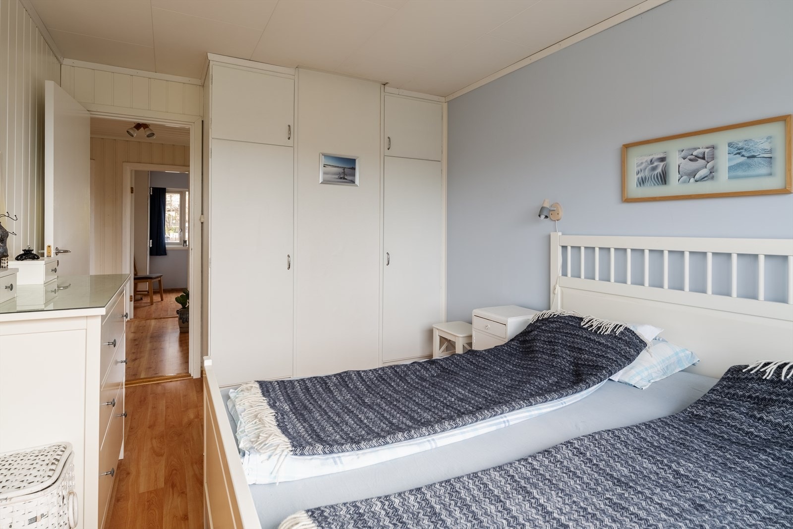 Det er rikelig med lagringsplass i stort garderobeskap. Galleribilde