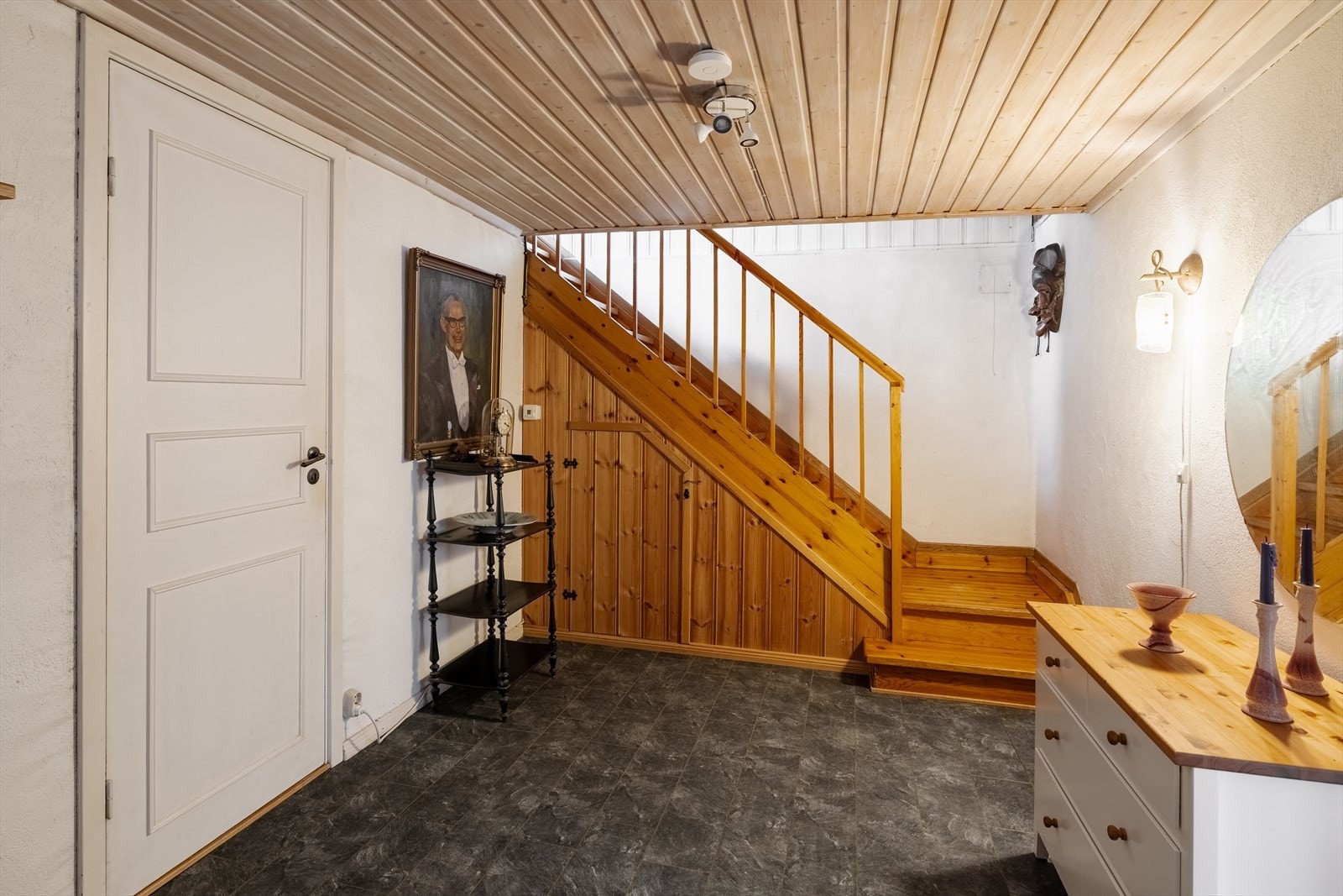 Kjelleren inneholder gang, boder, bad, vaskerom, hobbyrom og kjellerstue. Galleribilde