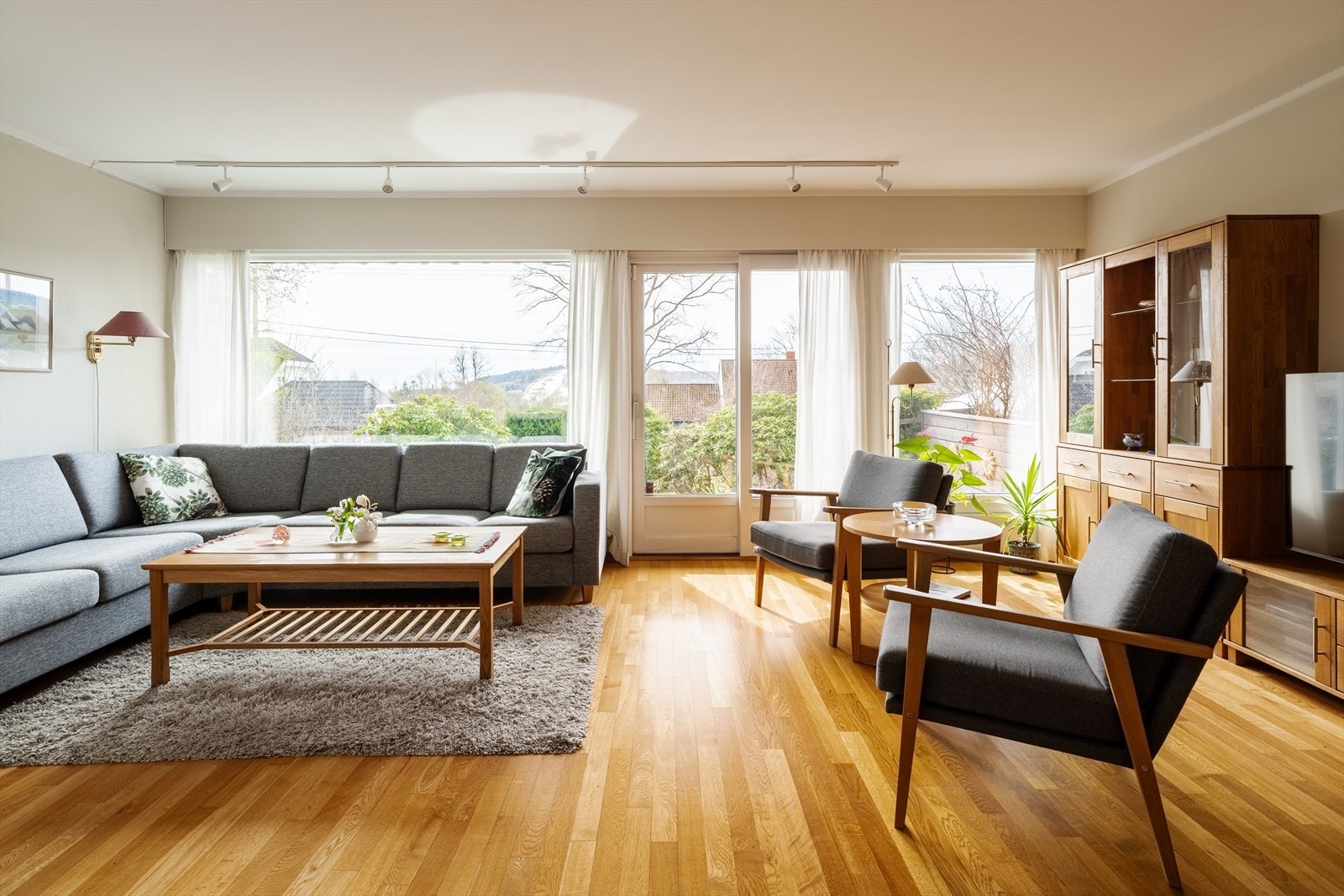1. etasje inneholder entré, gang, kjøkken og stue. Galleribilde