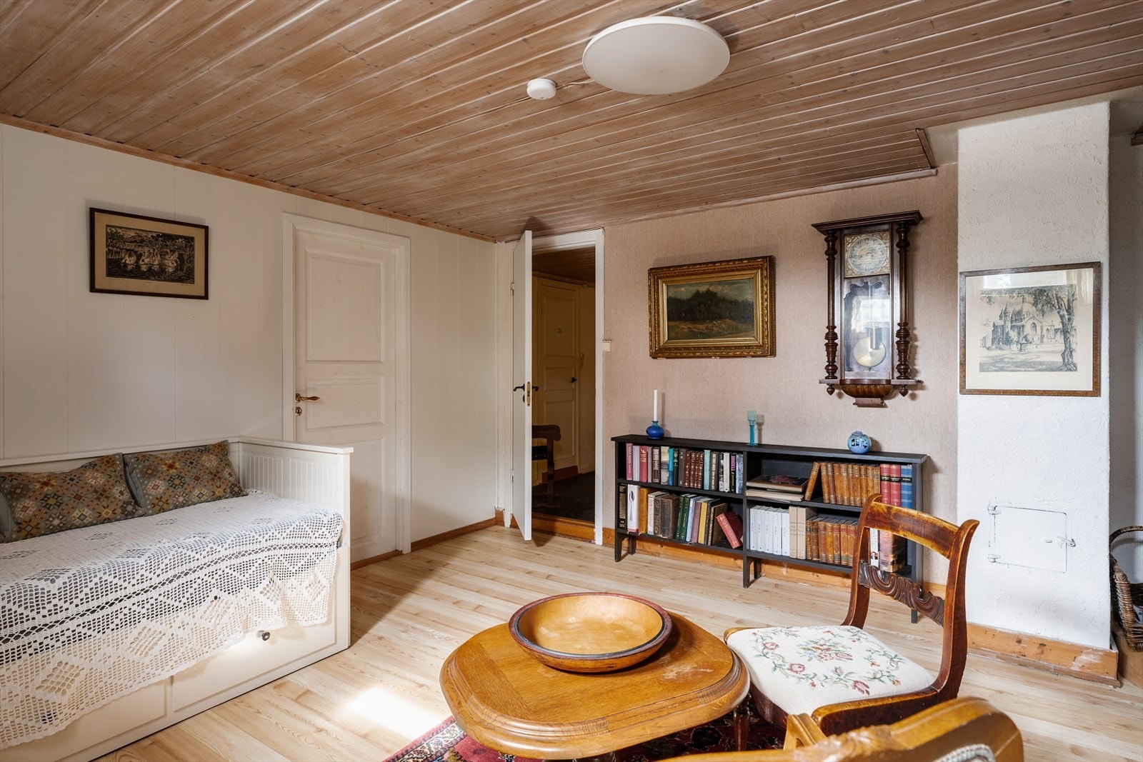 Kjellerstuen gir ekstra spillerom og privatliv for familiens eldste barn eller for storfamilien om man trenger en ekstra gjesteavdeling. Galleribilde
