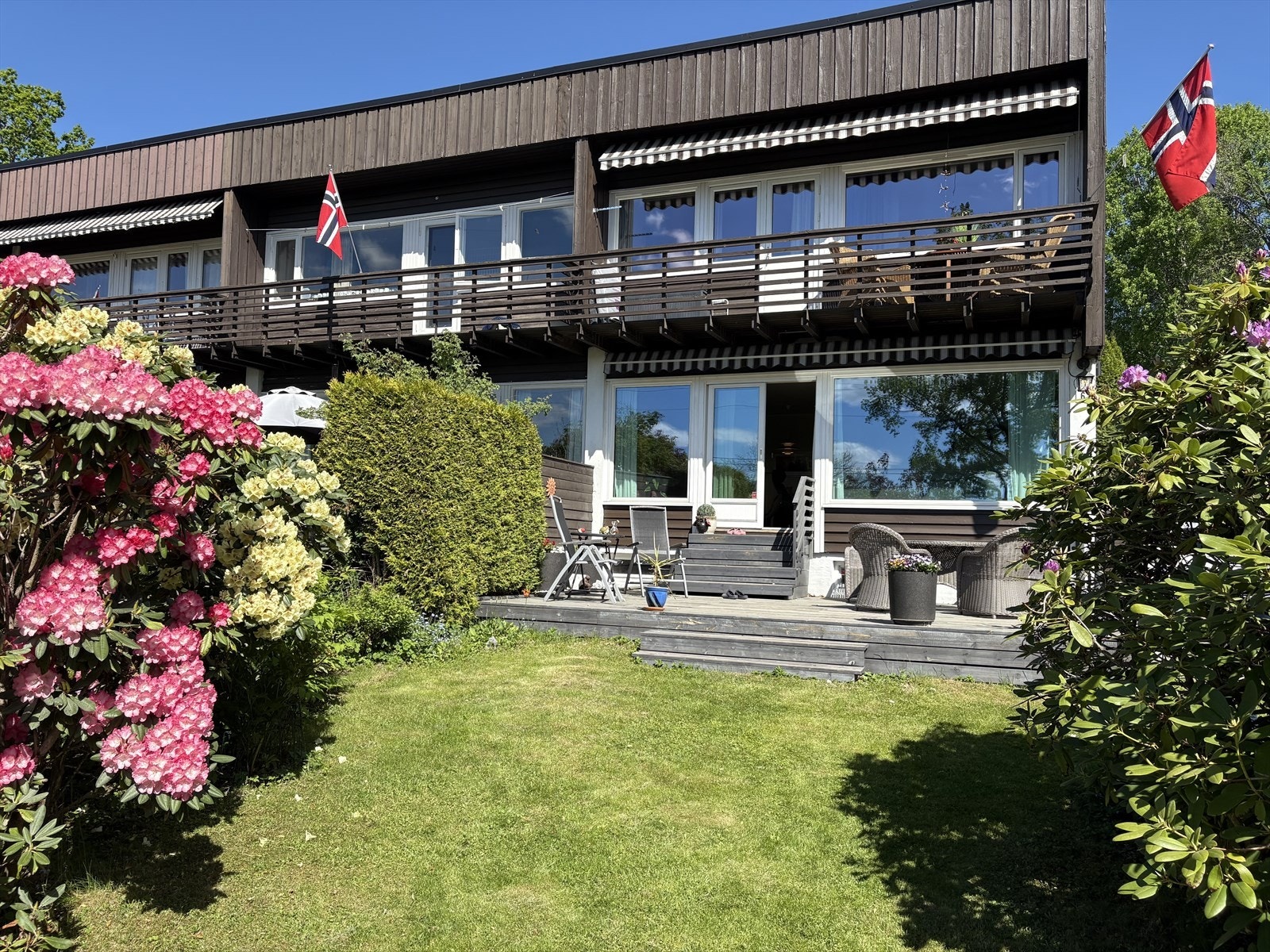 Uteplassen oppleves som en forlengelse av boligen på sommerhalvåret, et perfekt samlingsted for familie og gode venner. Galleribilde