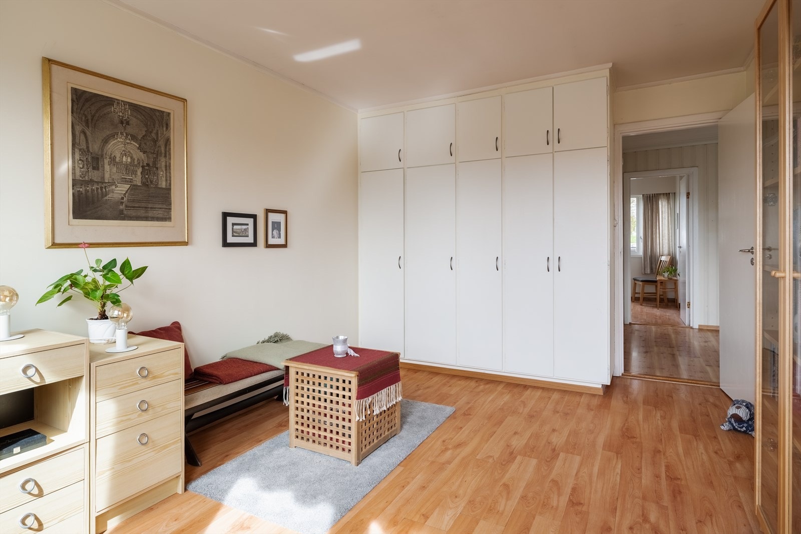 Alle rommene har god plass til både seng, skrivepult og skap. Galleribilde