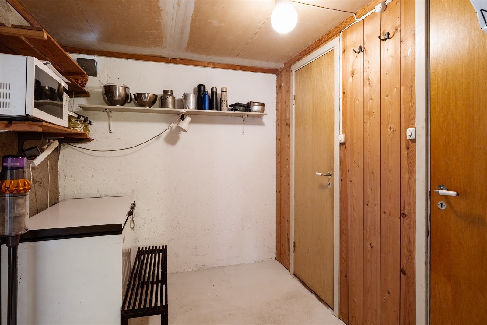 Det er rikelig med lagringsplass i flere boder i kjelleren. Galleribilde