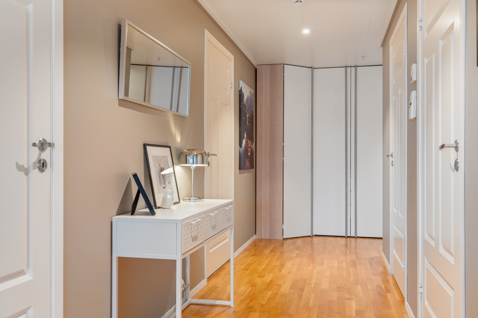 Gang med praktisk garderobe Galleribilde