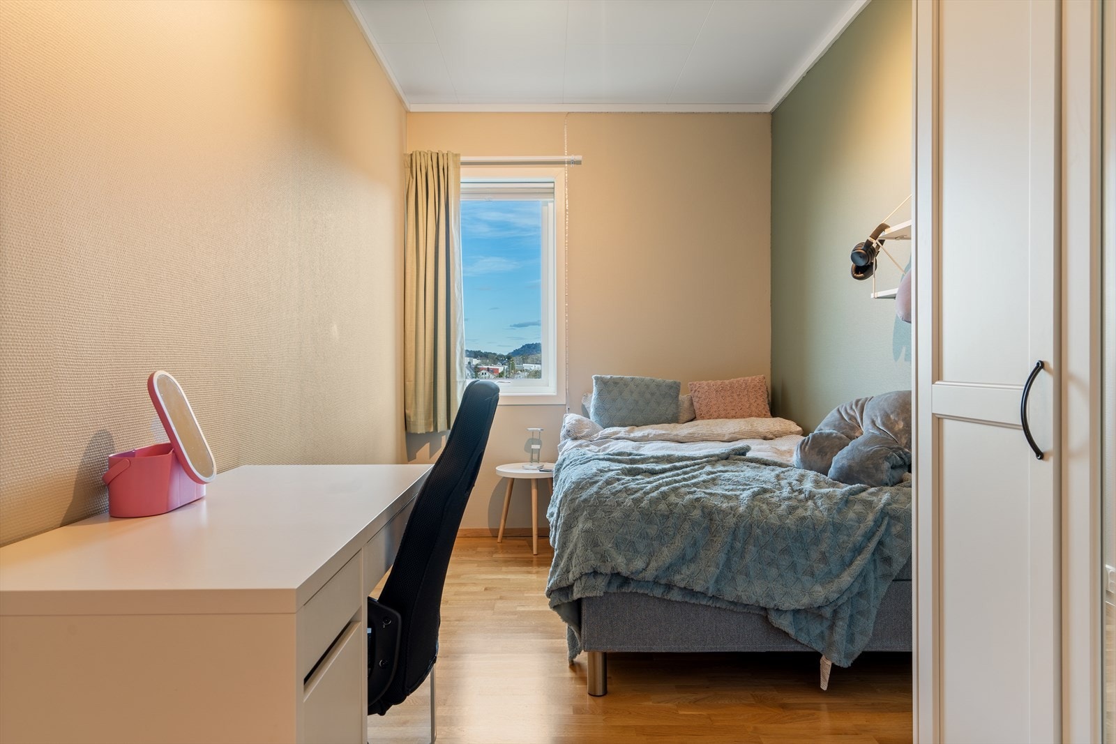 Soverom med garderobe Galleribilde