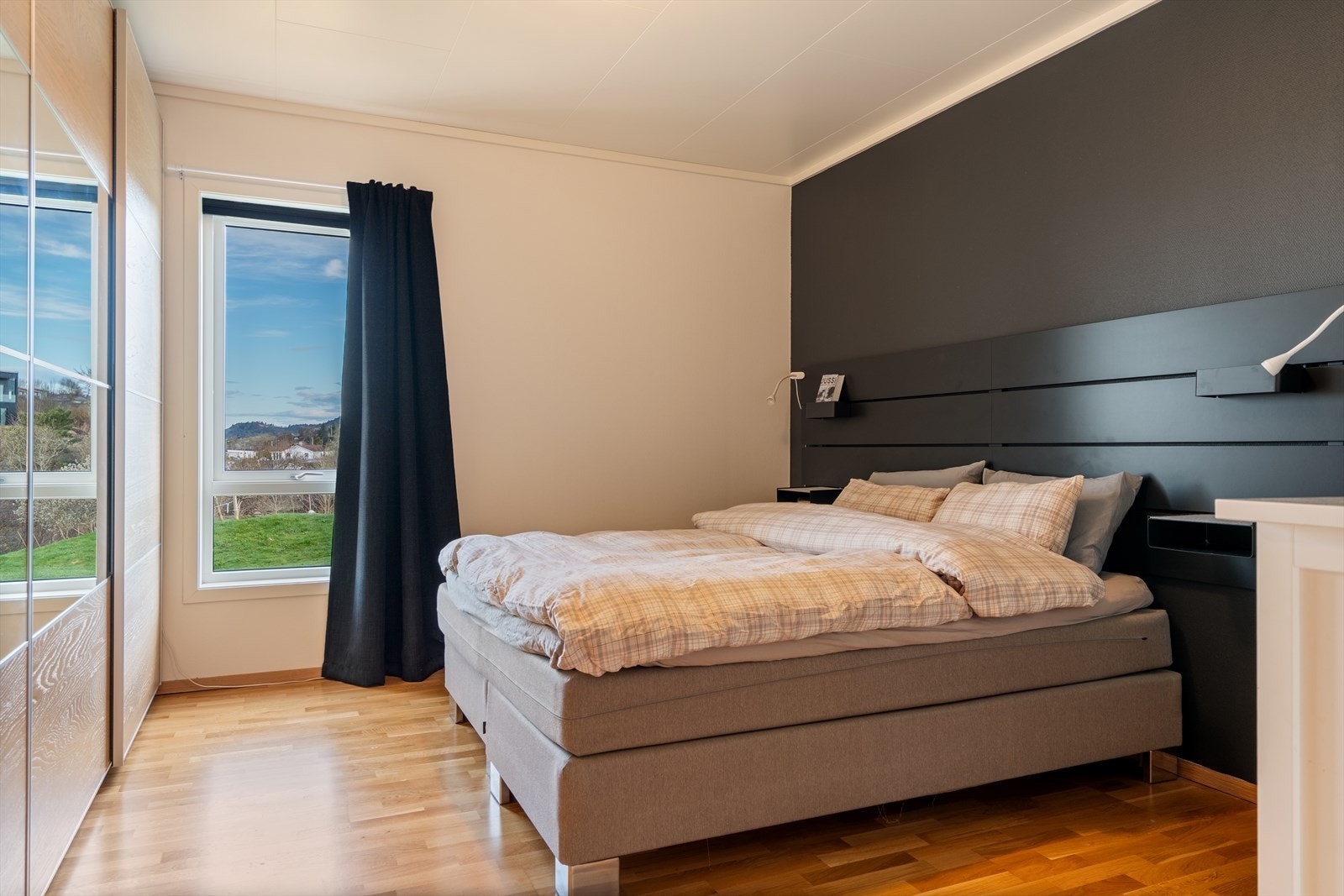 Hovedsoverom med skyvedørsgarderobe Galleribilde