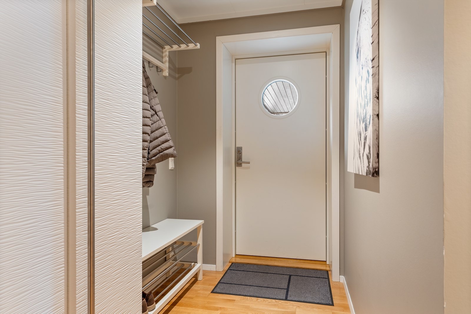 Velkommen inn! Gang med praktisk garderobe. Galleribilde