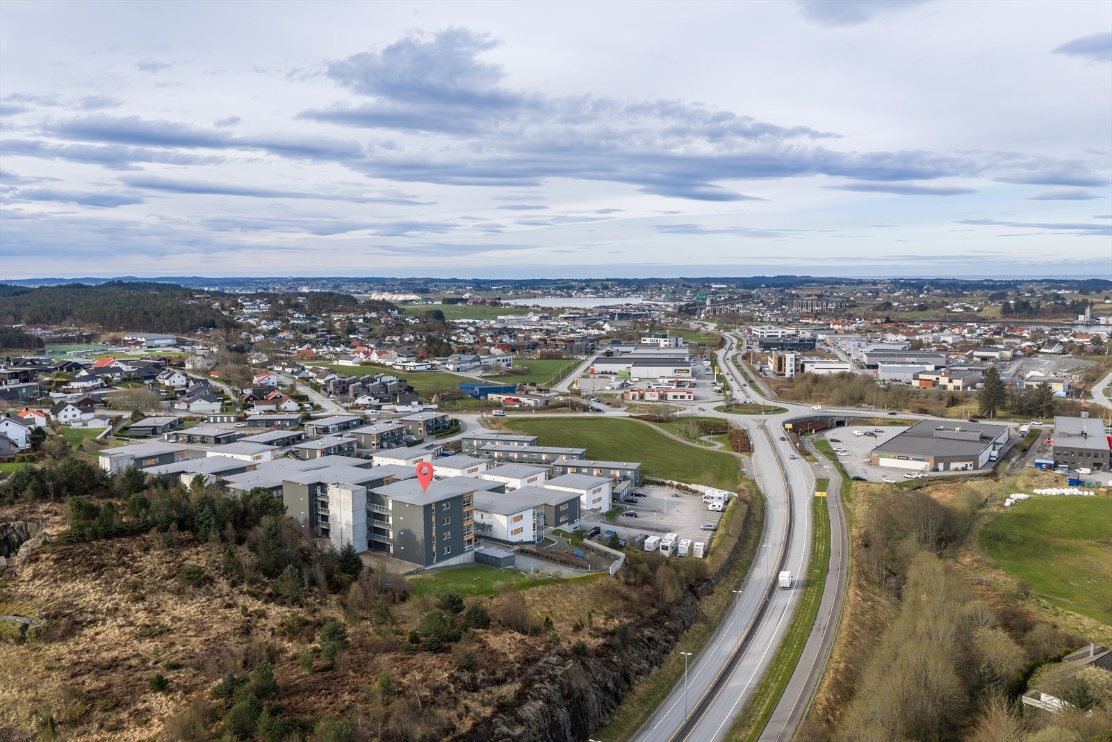 Boligen har en attraktiv beliggenhet i søre bydel, like i nærheten av Norheim skole, Haugaland næringspark og flotte turområder ved Spannhelgeland. Galleribilde