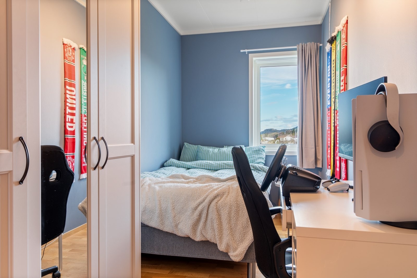 Soverom med garderobe Galleribilde