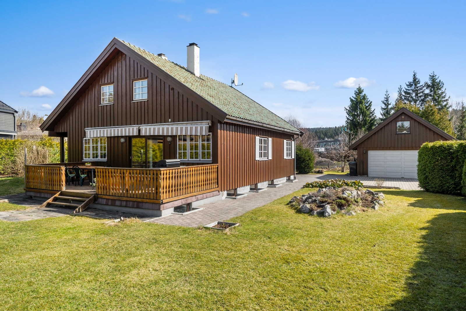 Terrassen er utstyrt med strøm og utelys, og legger godt til rette for lange og hyggelige sommerkvelder. Galleribilde