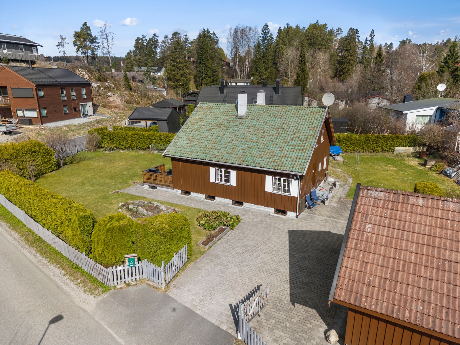 Her er det rikelig med boltreplass for barn, med gode muligheter for trampoline, lekestativ eller ballspill Galleribilde