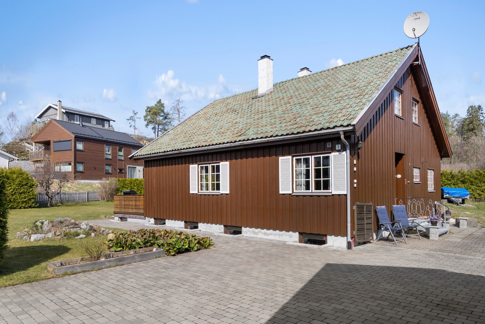 Stor og steinlagt innkjørsel. Galleribilde
