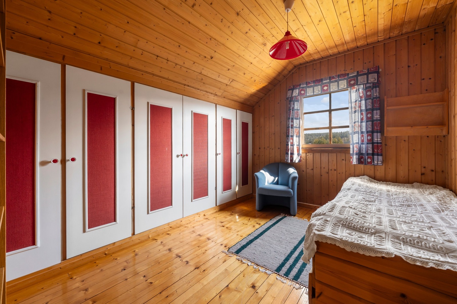 Soverom med innebygd garderobeløsing, noe som gir meget godt med oppbevaringsmuligheter. Galleribilde
