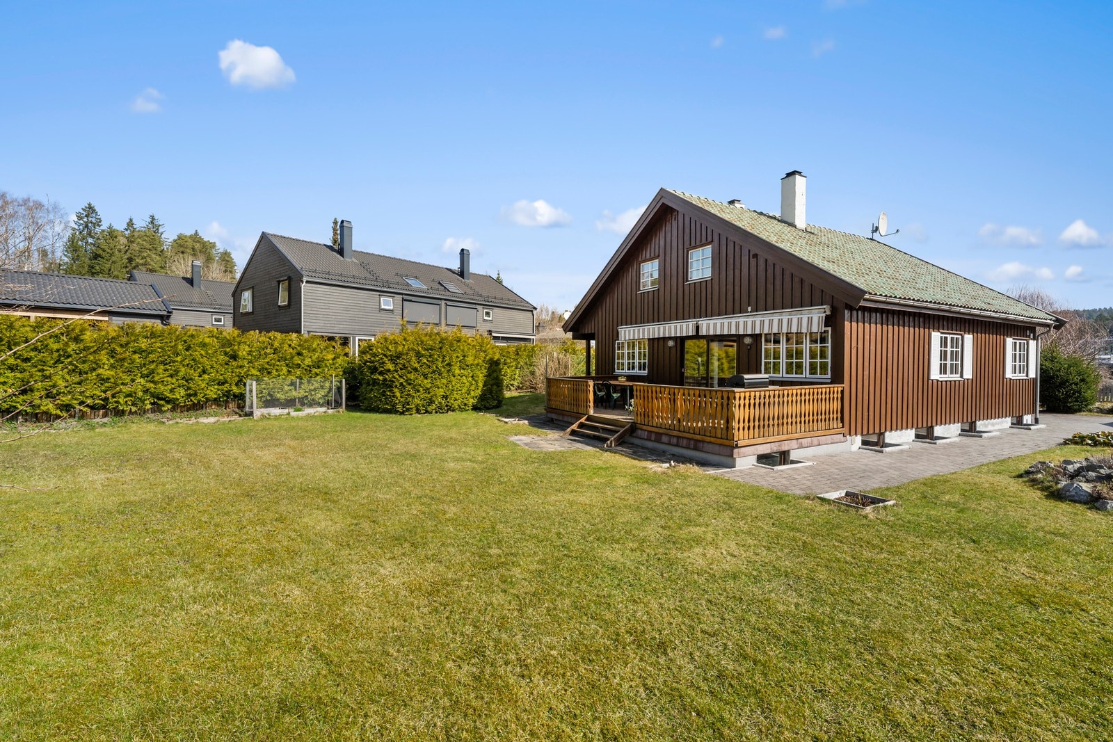 Boligen ligger på en romslig tomt med stor plen. Galleribilde