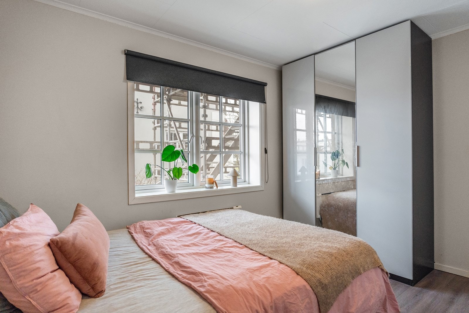 Soverom har plass til dobbeltseng og garderobe. Galleribilde