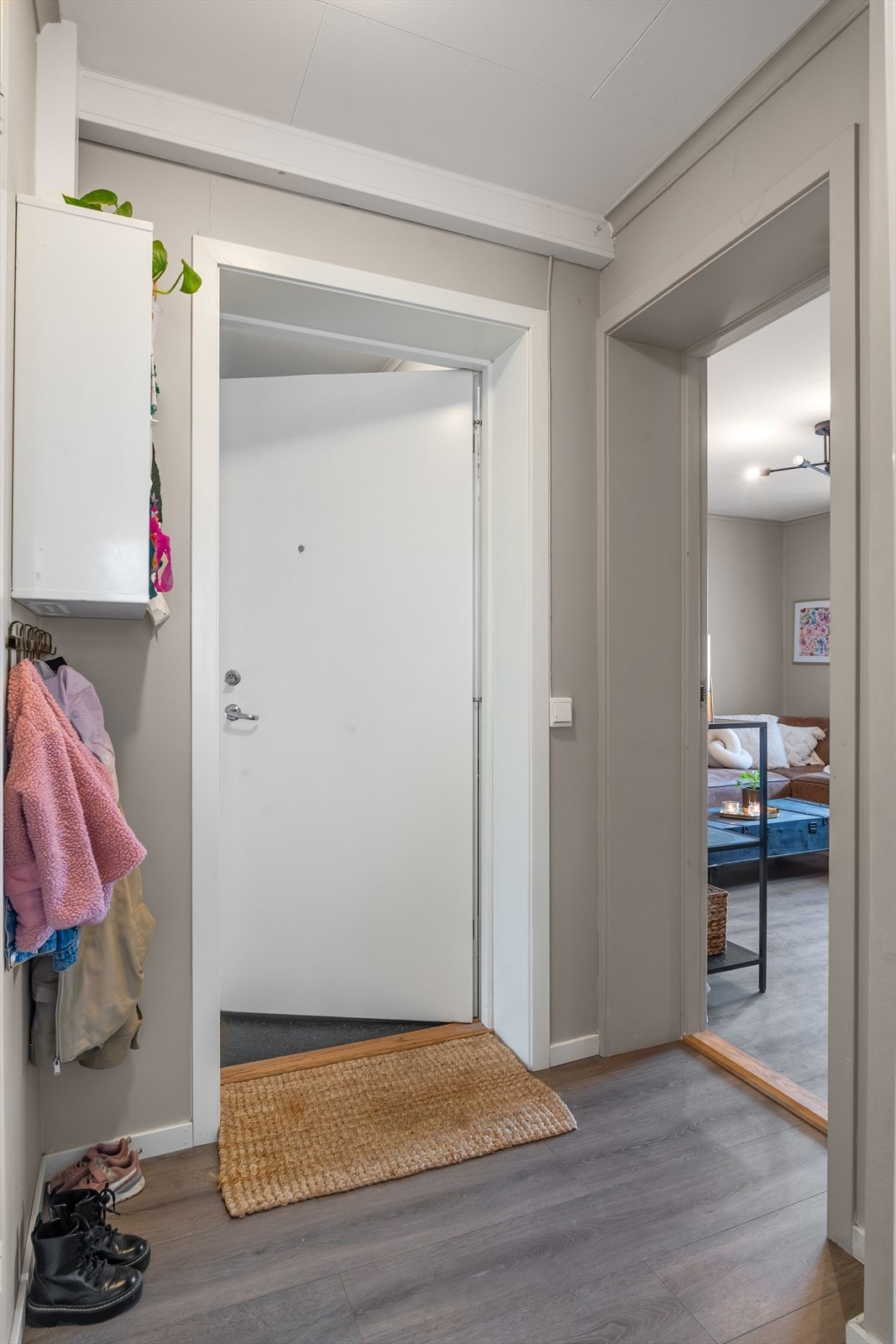 Velkommen inn! Praktisk entré med plass til ytterklær og sko. Galleribilde