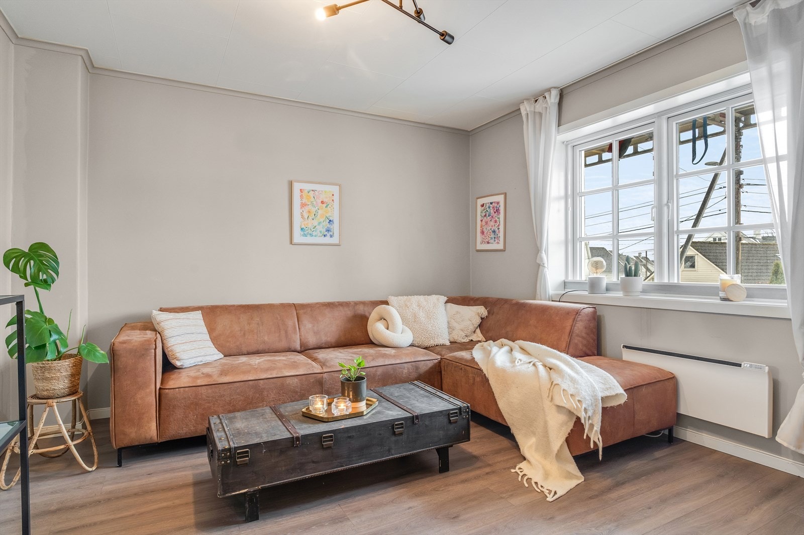 Stue med plass til sofagruppe og annet stuemøblement. Galleribilde