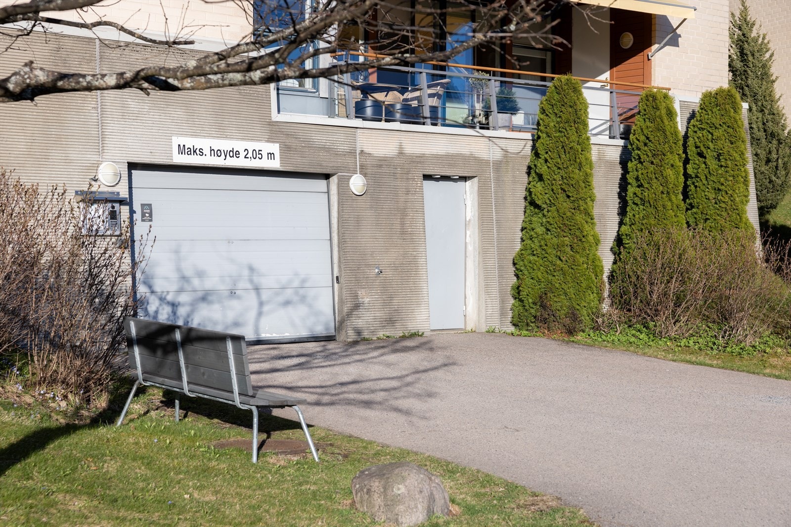 Hver boenhet har en garasjeplass i garasjeanlegget. Galleribilde