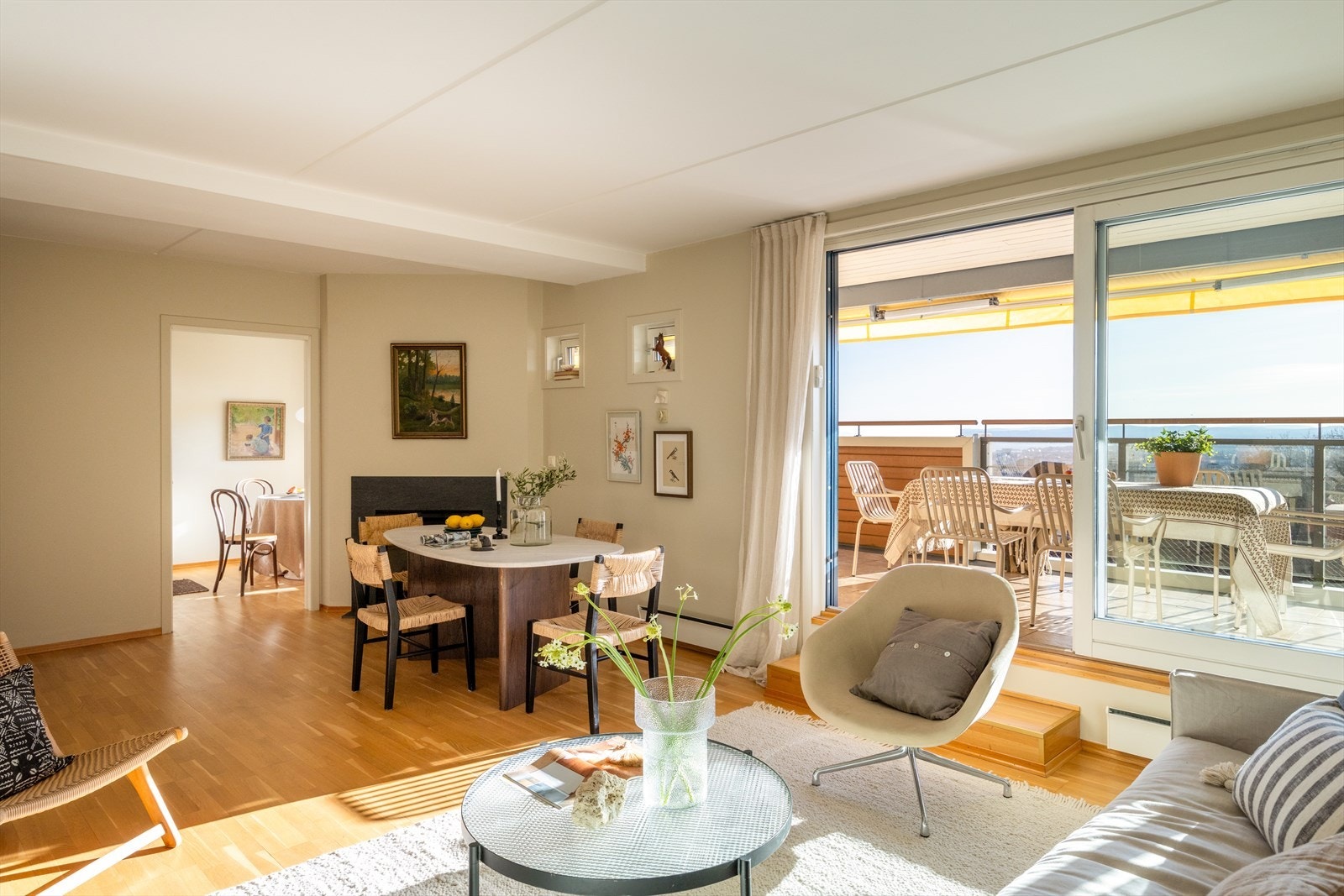 Overflatene består av eikeparkett og nymalte vegger, og boligen fremstår som velholdt. Galleribilde