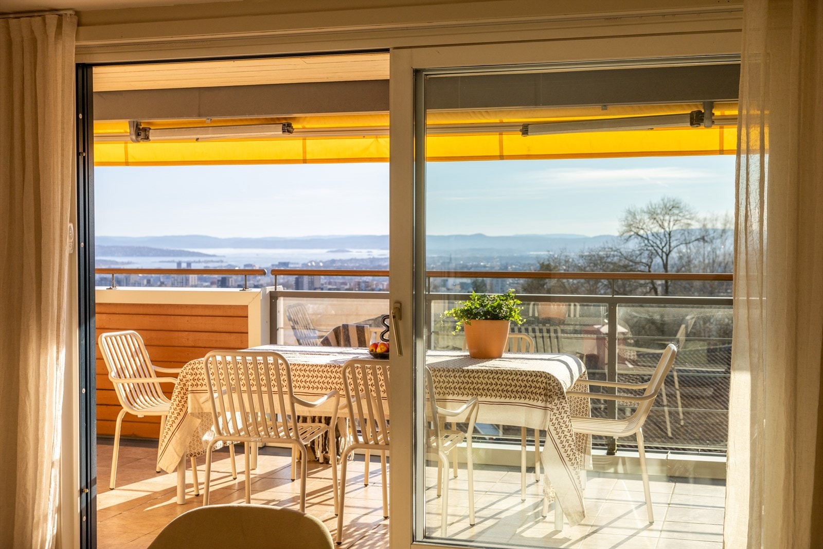 Den brede skyvedøren gjør at uteplassen oppleves som en forlengelse av stuen hele sommerhalvåret. Galleribilde
