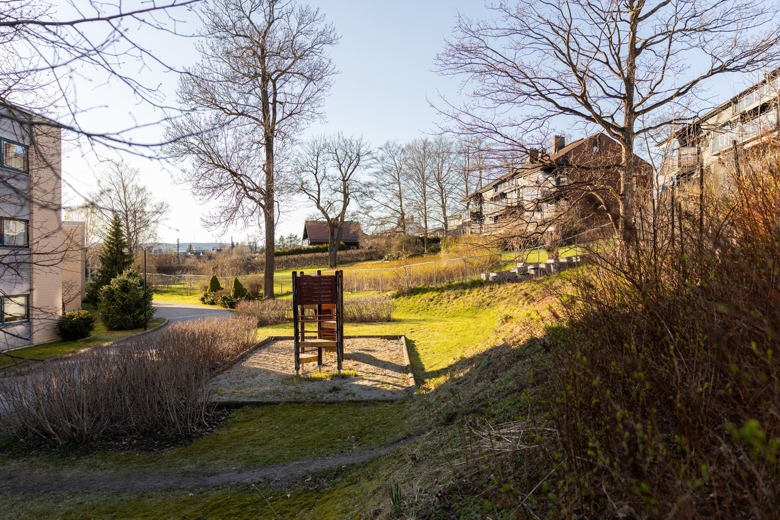 Sameiet har en frodig uteplass med lekeapparat og sittegrupper. Galleribilde