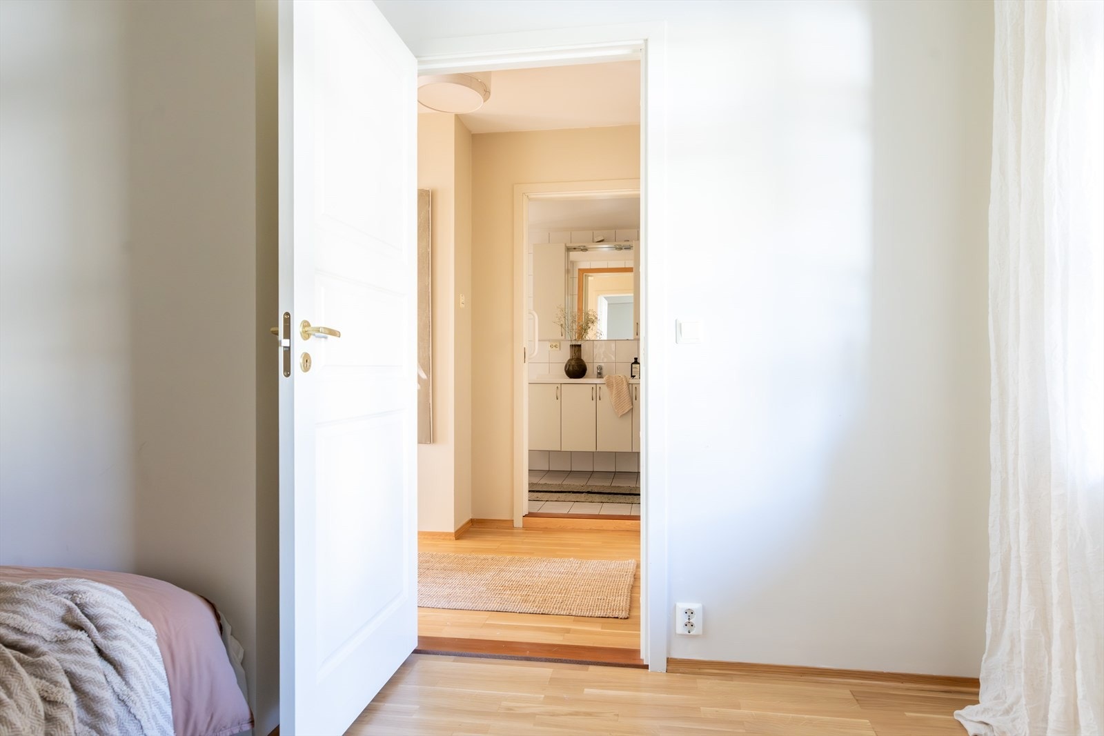 Rommet har plass til seng, skrivepult og garderobeskap. Galleribilde