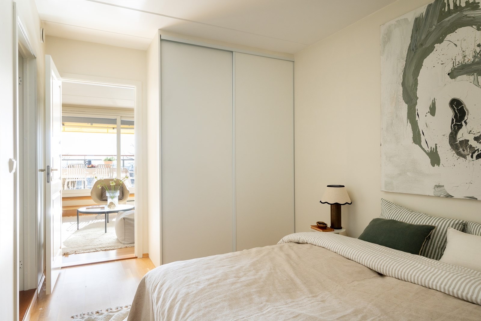 Rommet har adkomst fra stuen, og har inngang til badet. Galleribilde
