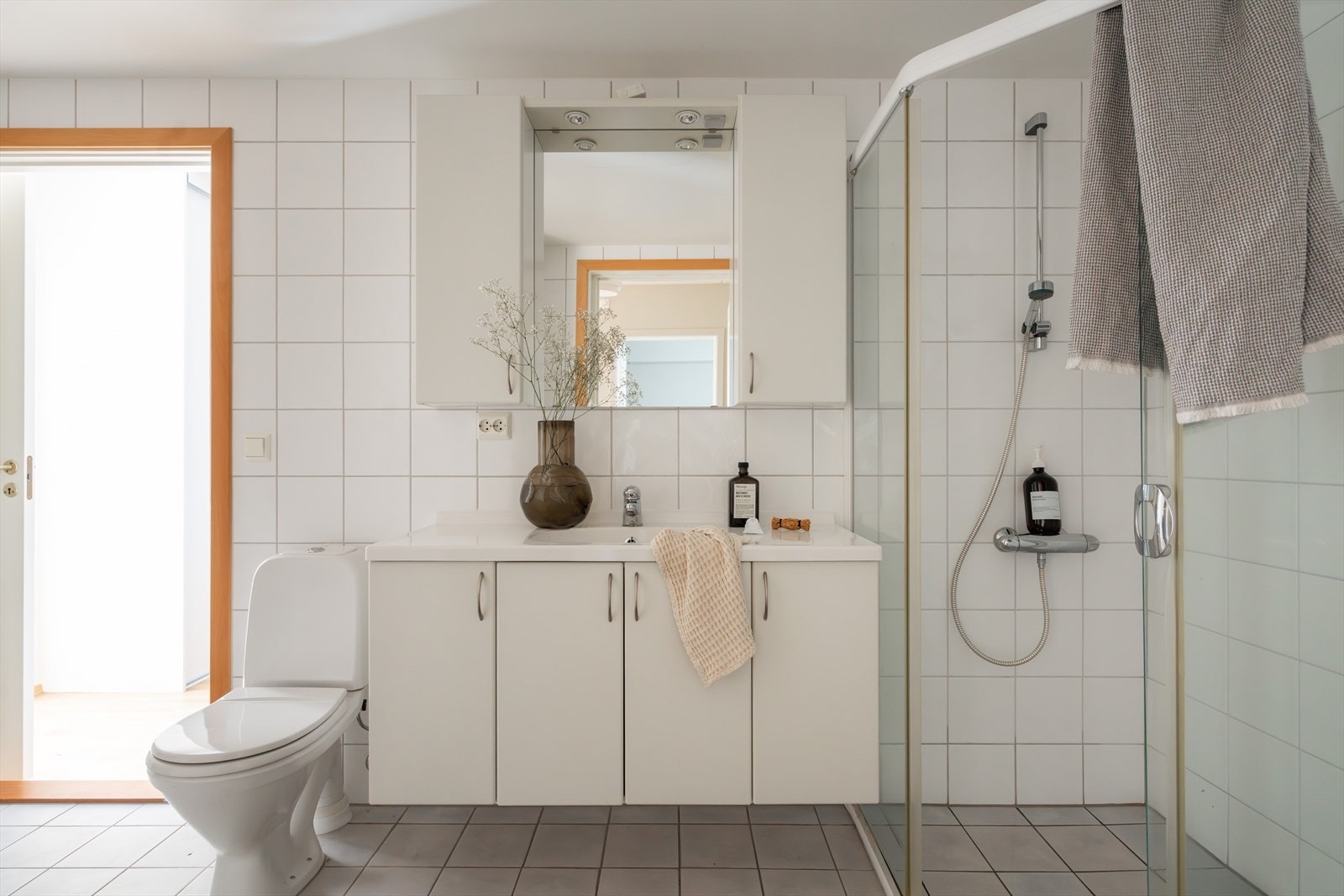 Badet er fra byggeår, og har overflater med flislagte overflater og elektriske varmekabler. Det er opplegg for vaskemaskin. Galleribilde