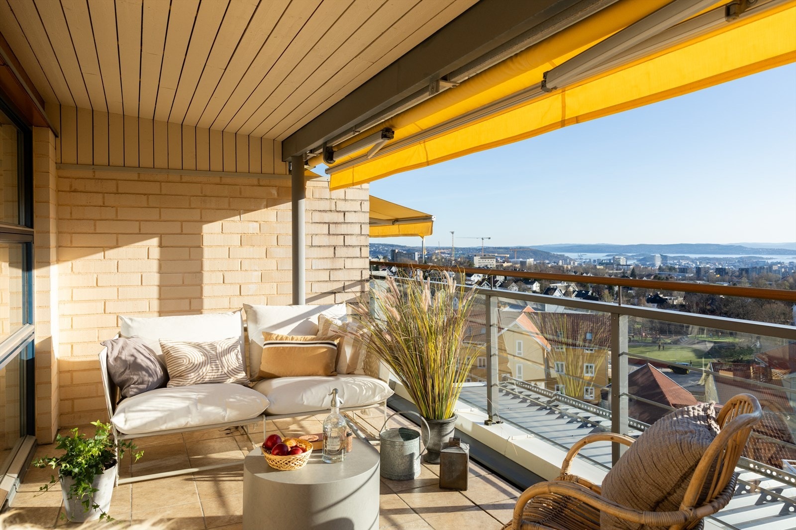 Her er det god plass til både sofagruppe, spisebord og grill. Galleribilde