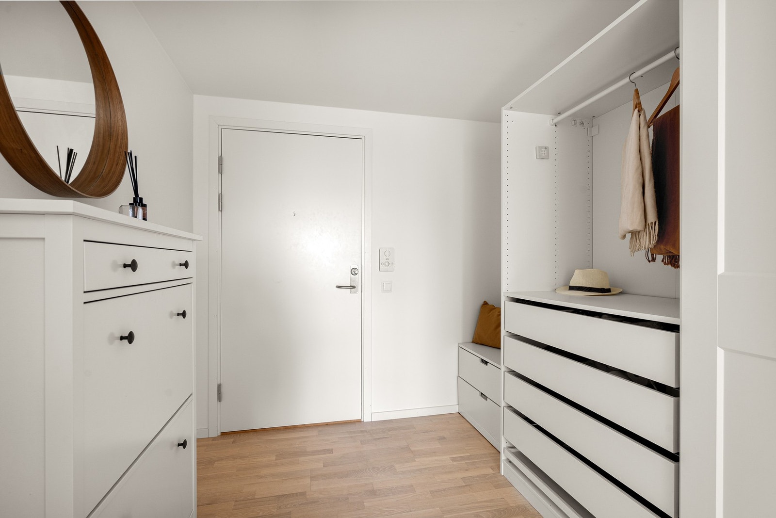 Entréen fremstår som innbydende og praktisk, med en garderobeskap som gir rikelig med oppbevaringsplass. Galleribilde