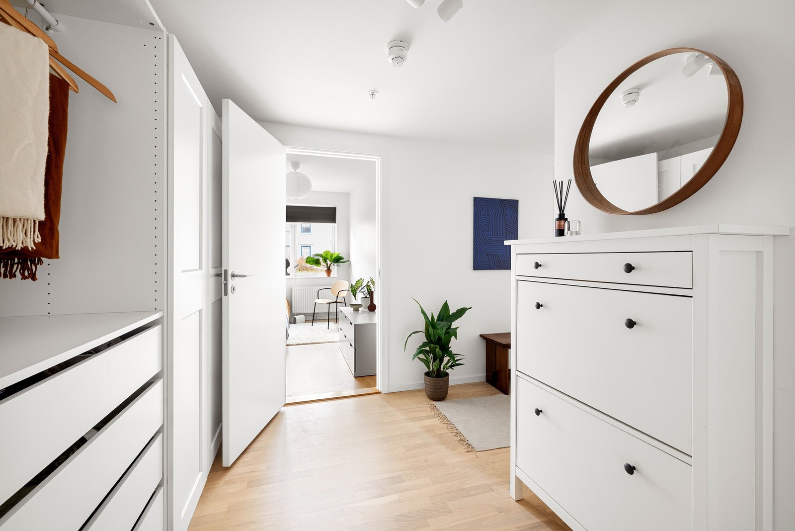 Velkommen inn - leiligheten har en god intern beliggenhet i byggets 1. etasje. Galleribilde