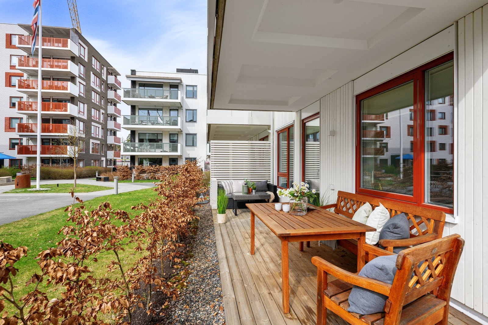 Leiligheten har en romslig terrasse på ca. 16 kvm med god plass til utemøbler og grill. Galleribilde