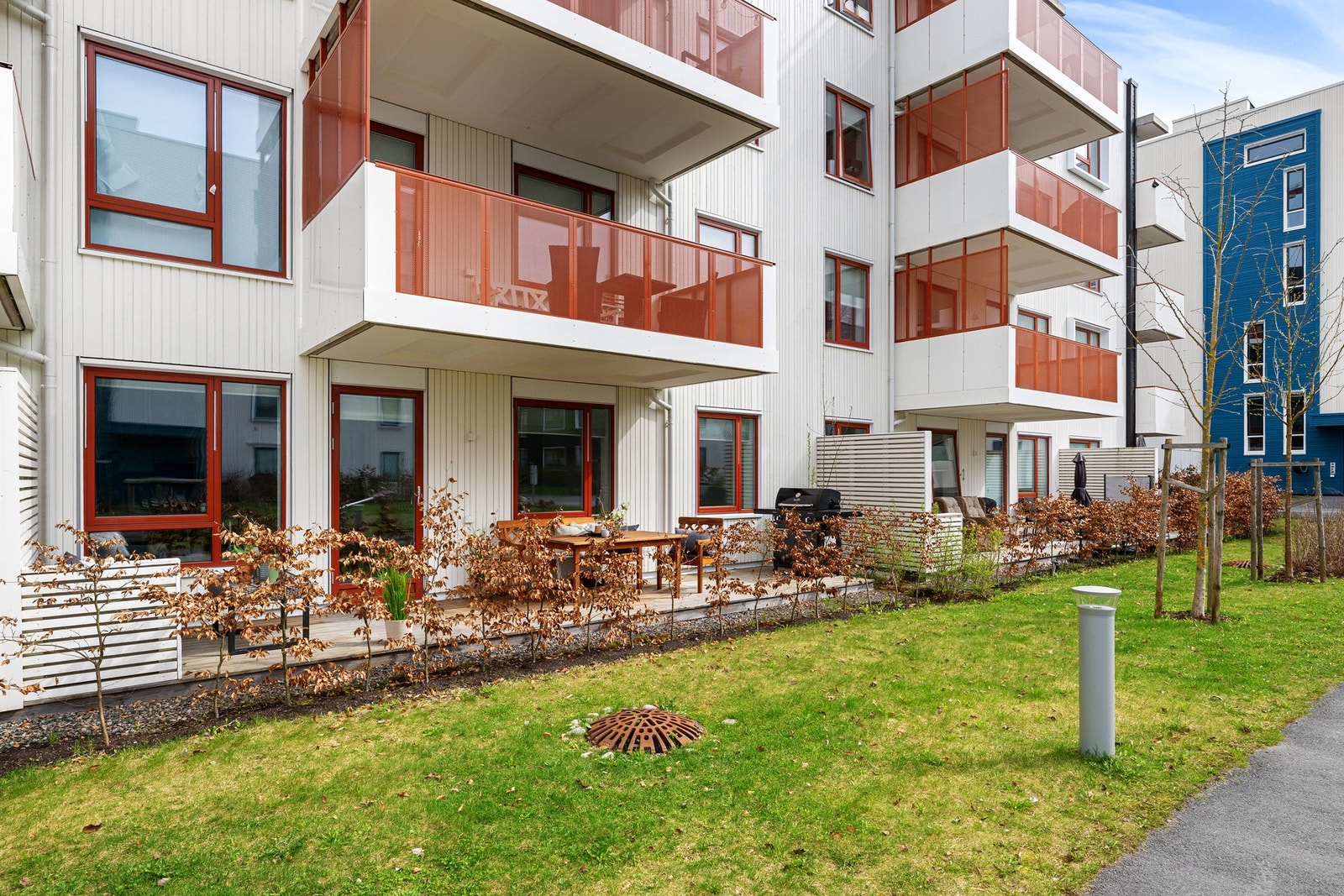 Det foreligger godkjenning fra sameiet til å utvide den eksisterende terrassene med tre plankebredder, tilsvarende totalt 35 cm. Det må benyttes samme type materiale som på de eksisterende terrassene og utvidelsen skal utføres lit på alle terrassene. Galleribilde