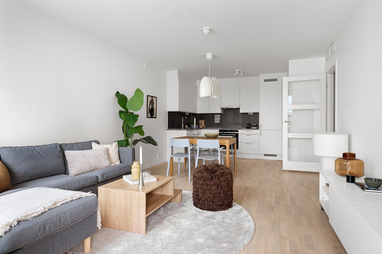Stuen har videre god plass til spisebord i tilknyttning til kjøkkenet. Galleribilde