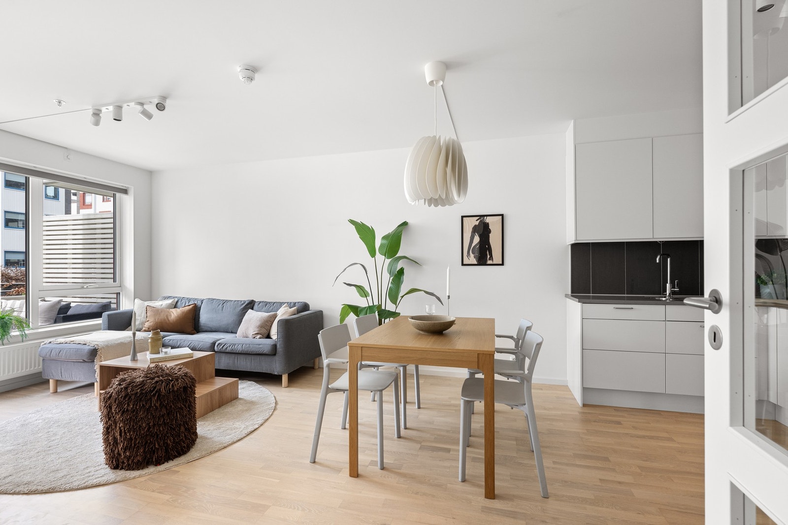 Flott stue med store vindusflater som gir rikelig med naturlig lys. Galleribilde