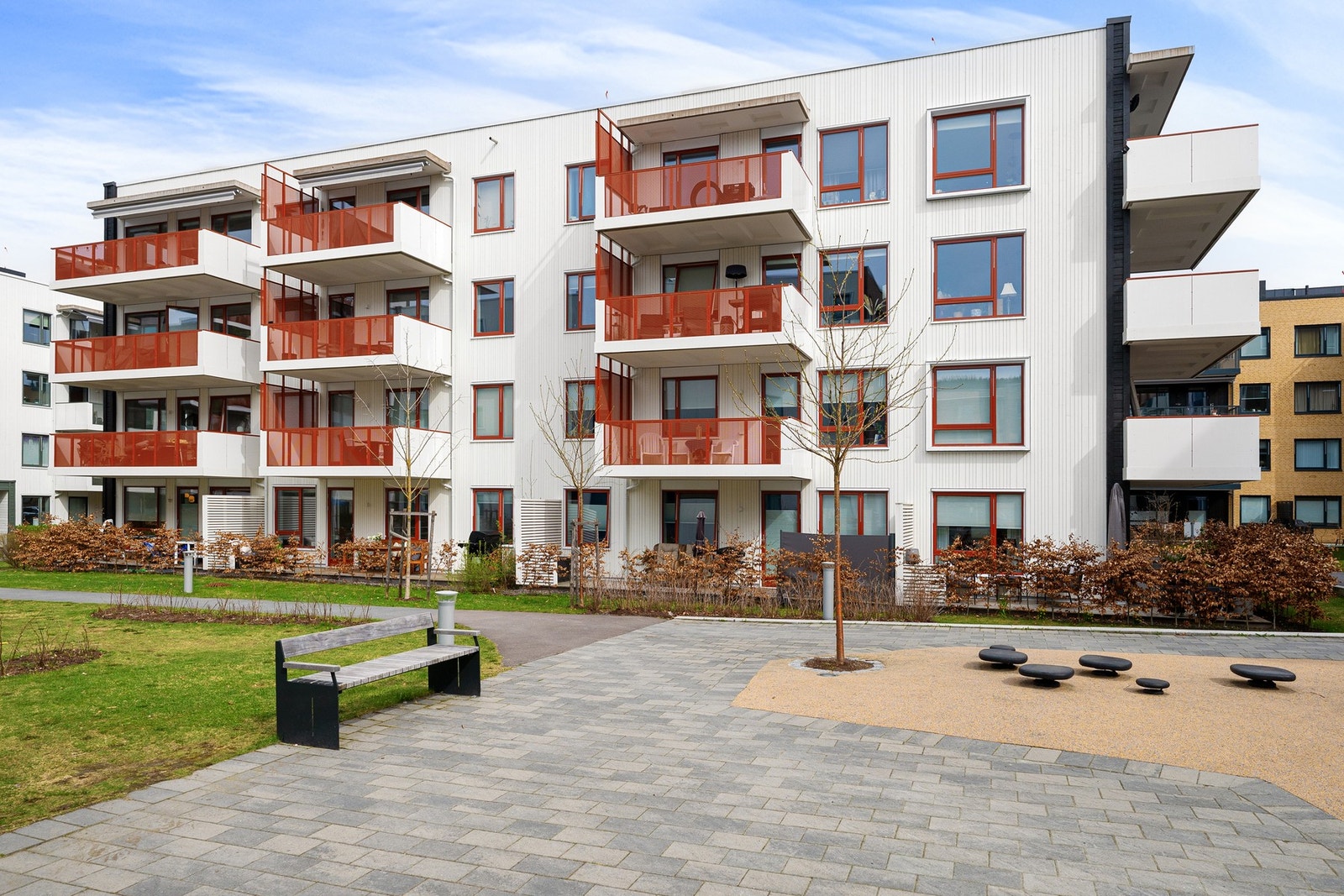 Nabolaget har også egen fotball løkke og tuftepark, aktivitetsplass, sandvolleyballbane, bordtennis og lavvo med bålplass. Galleribilde