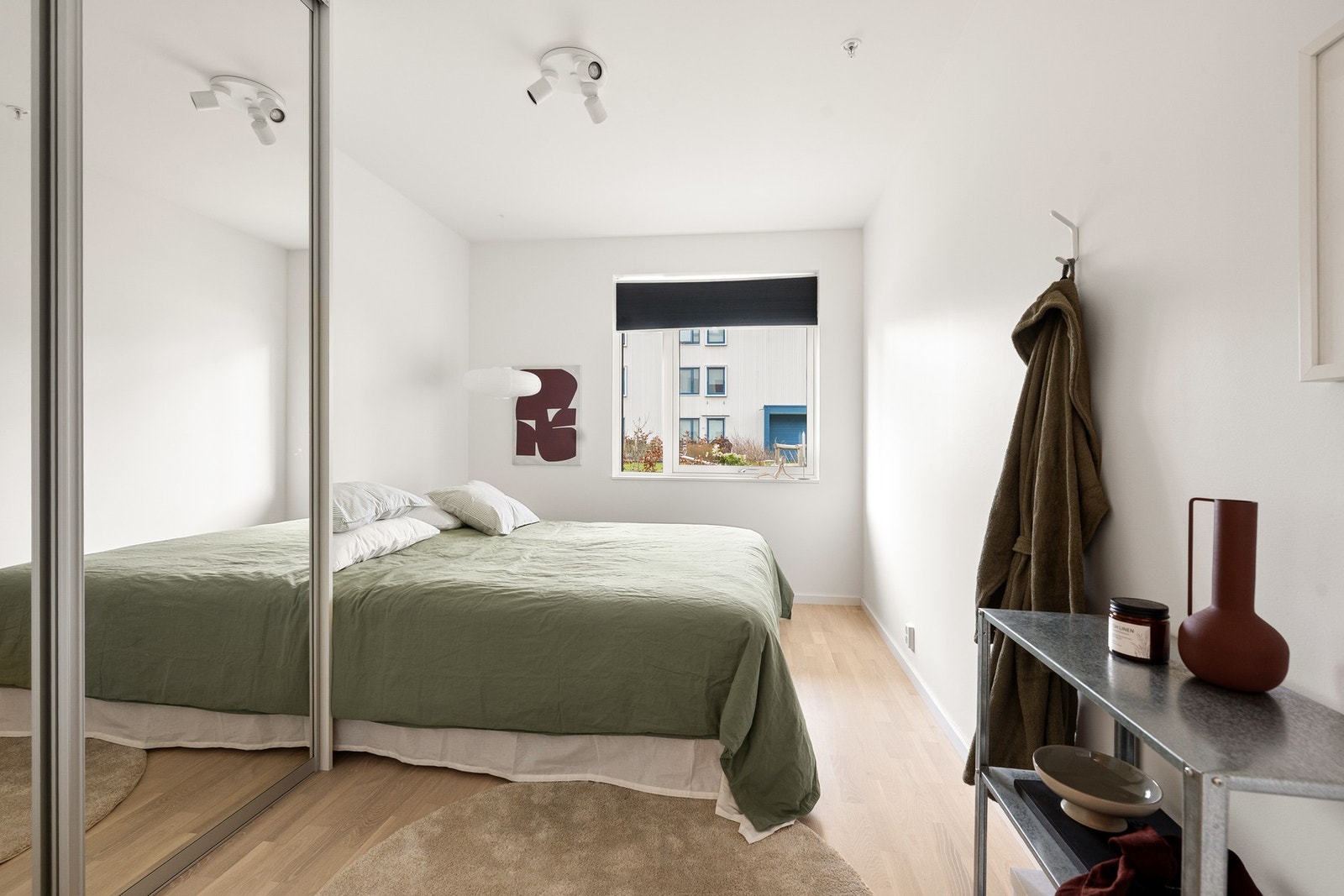 Hovedsoverommet er romslig og har god plass til dobbeltseng, samt garderobeskap med rikelig oppbevaring. Galleribilde