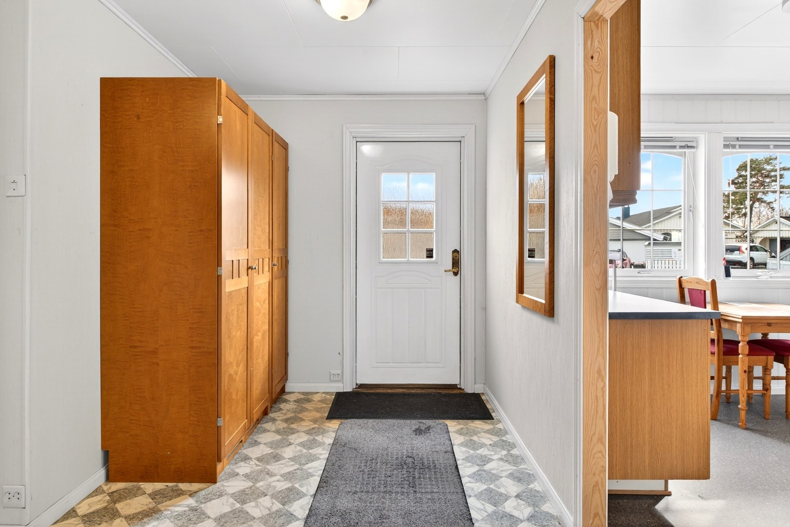 Velkommen inn - gang med god plass til garderobeskap. Til høyre er inngang til kjøkken. Galleribilde
