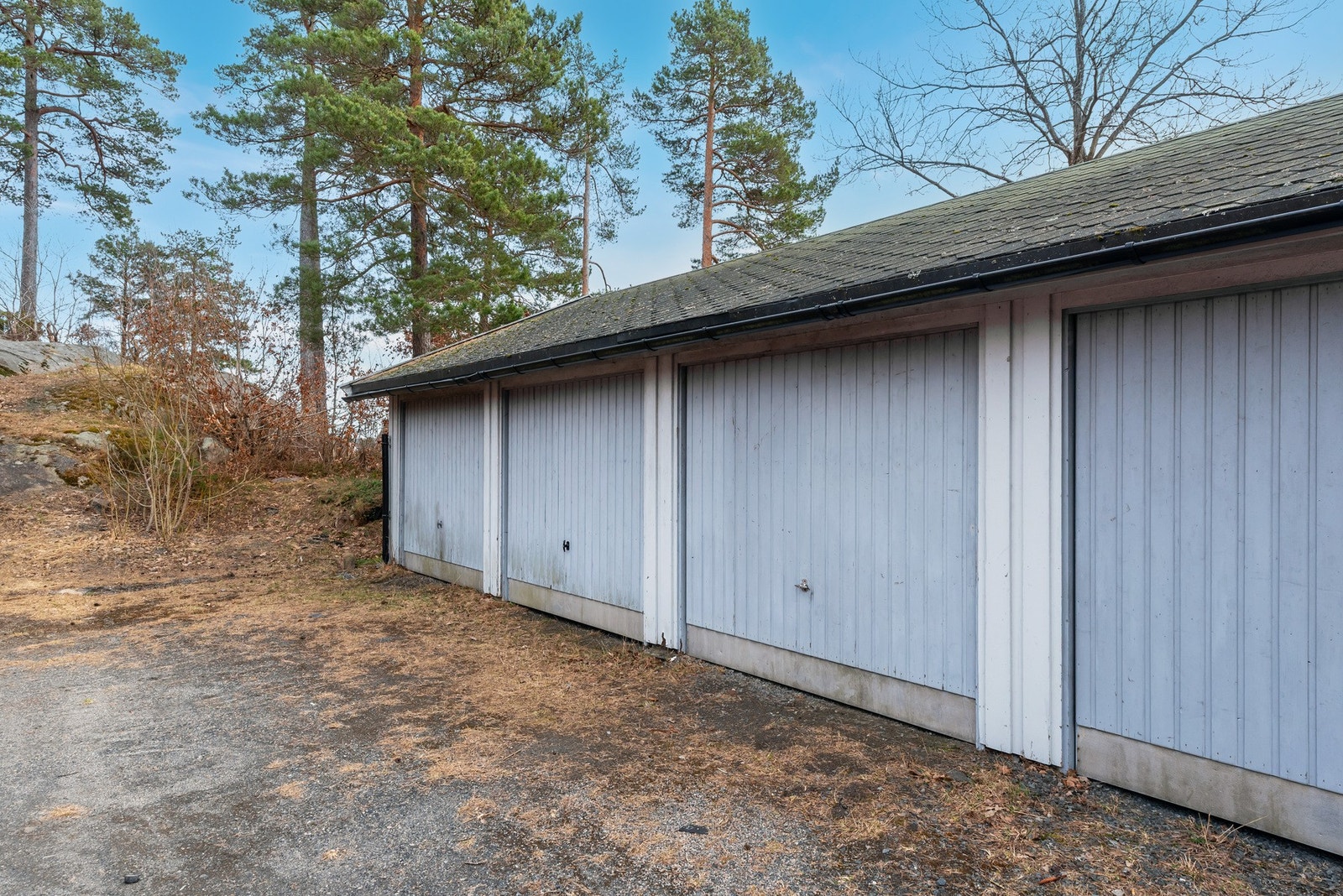 I tillegg til frittligende garasje ved huset har man også garasjeplass i rekke som medfølger til eiendommen. Galleribilde