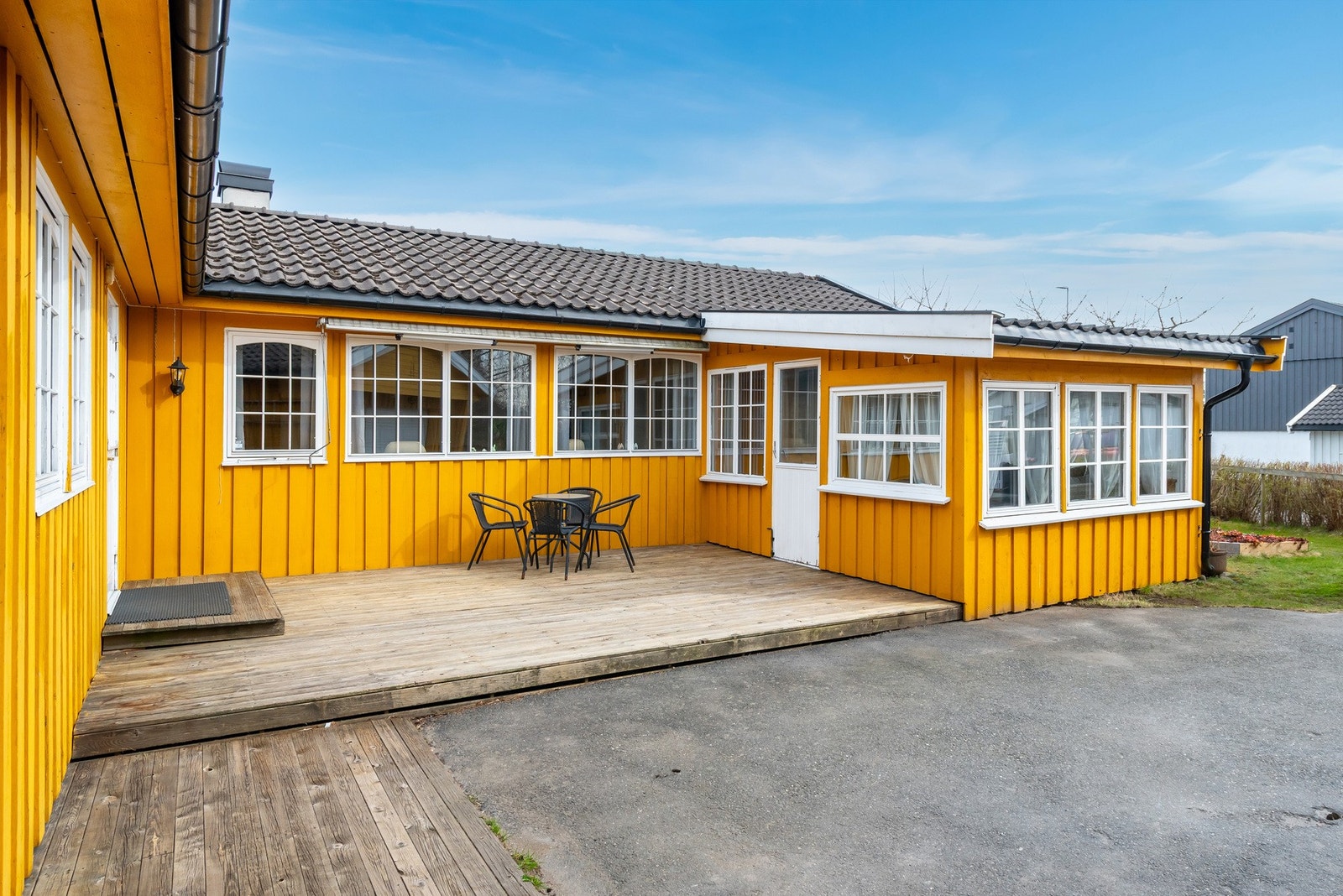 På terrassen har man god plass til hagemøbler og inngang til sommerstue. Galleribilde