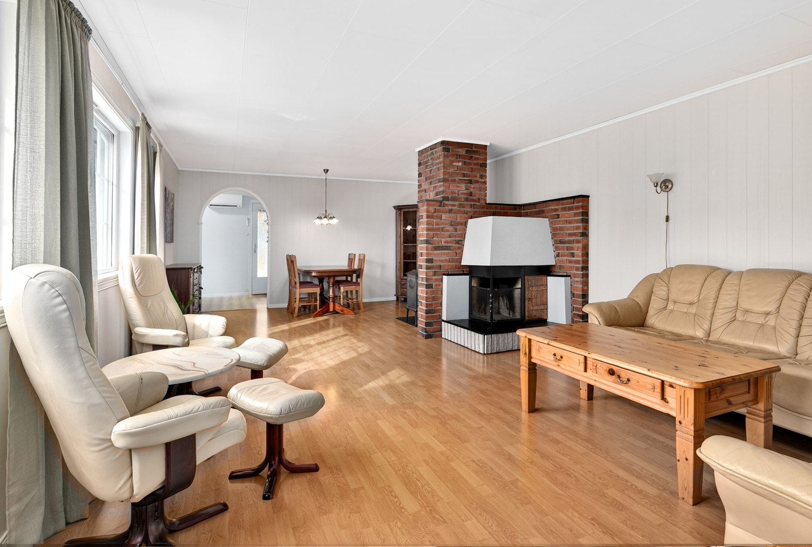 Romslig stue med god plass til sofagruppe og peis. Galleribilde